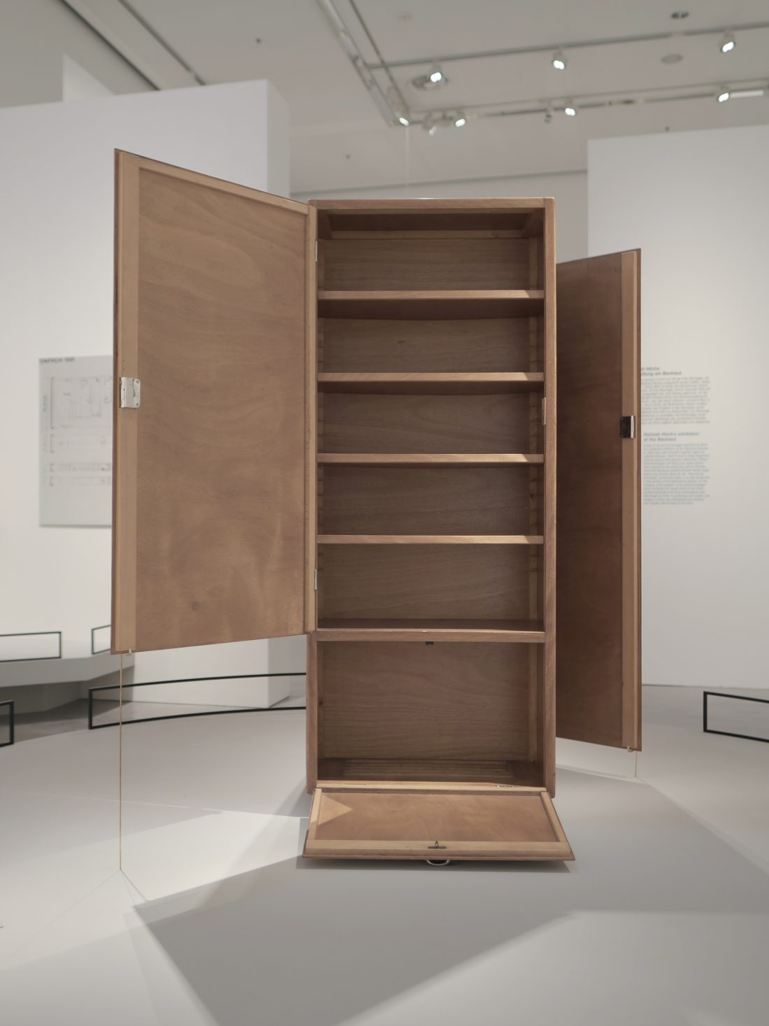 junggesellenschrank by hand Sigurd Larsen Josef Pohl Original Bauhaus Archiev Berlinische Galerie Kunst Beton 16