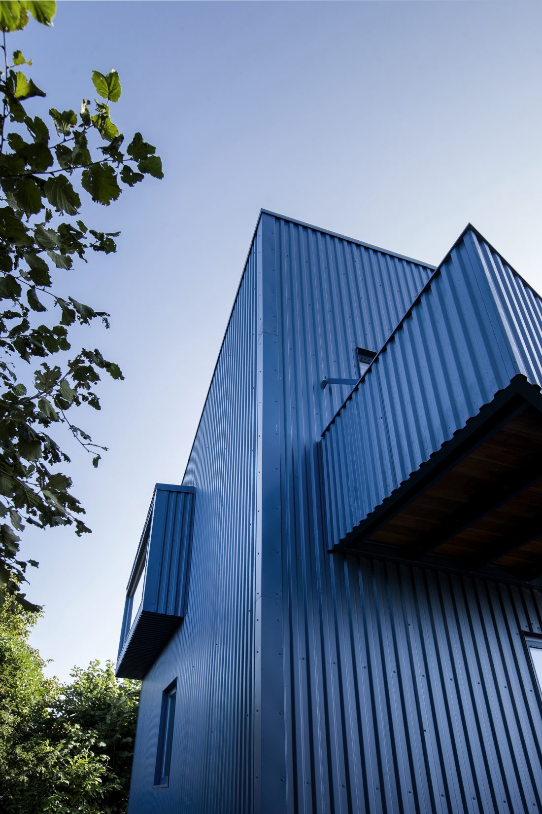 Blaa Hus Roskilde_Sigurd Larsen arkitektur enfamiliehus danish design architecture blue steel facade wood holzbau dachaufstockung_1