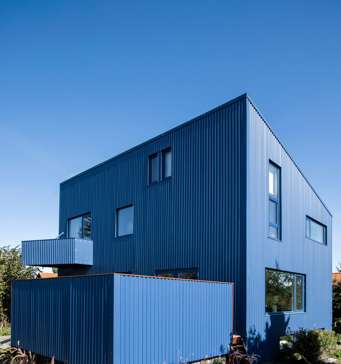 Blaa Hus Roskilde_Sigurd Larsen arkitektur enfamiliehus danish design architecture blue steel facade wood holzbau dachaufstockung_19