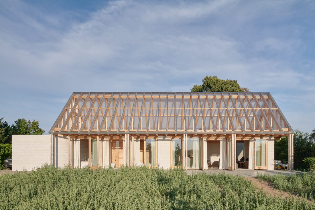 Sigurd Larsen Architekt Glas Haus Uckermarck design Berlin wood bricks weekendhouse_Credit Tobias Koenig Michael Romstoeck  _02