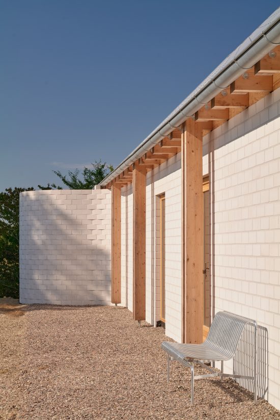 Sigurd Larsen Architekt Glas Haus Uckermarck design Berlin wood bricks weekendhouse_Credit Tobias Koenig Michael Romstoeck  _07