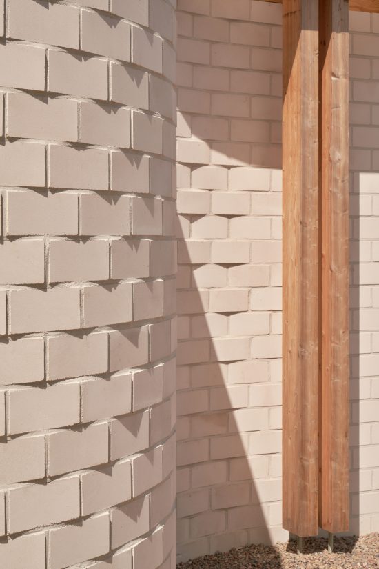 Sigurd Larsen Architekt Glas Haus Uckermarck design Berlin wood bricks weekendhouse_Credit Tobias Koenig Michael Romstoeck  _17