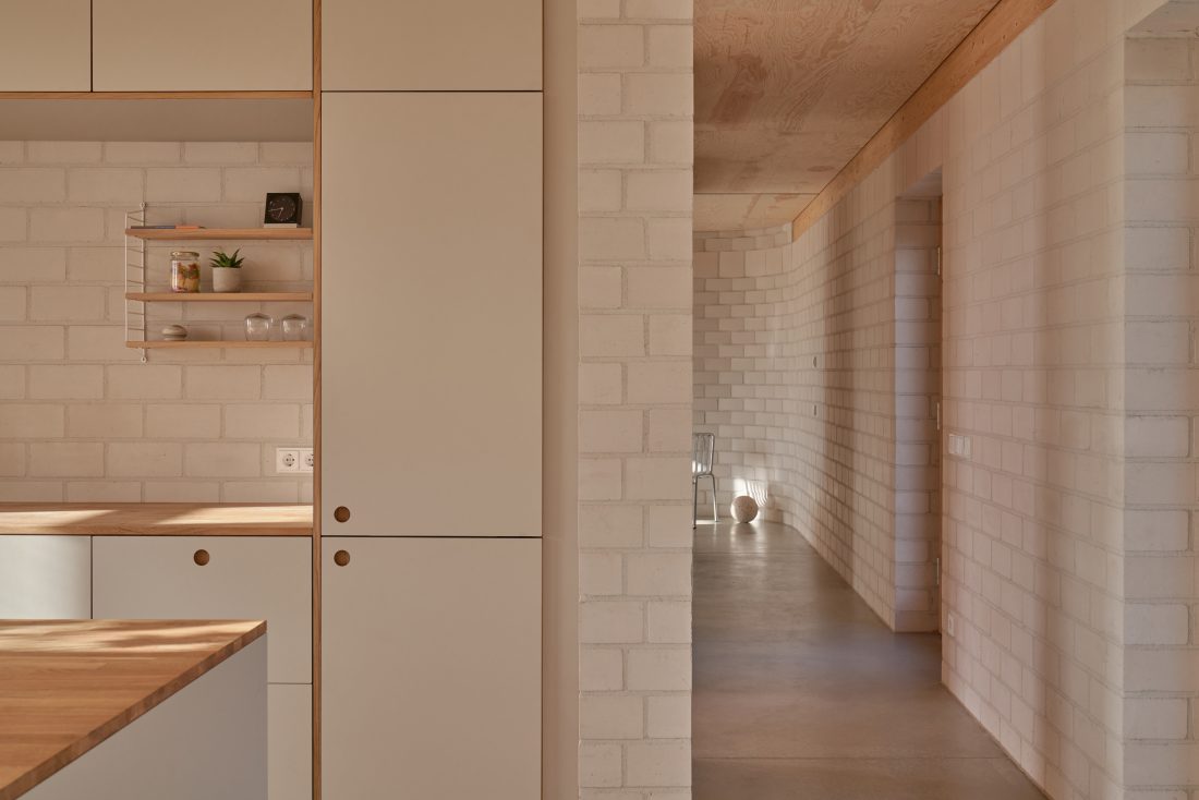 Sigurd Larsen Architekt Glas Haus Uckermarck design Berlin wood bricks weekendhouse_Credit Tobias Koenig Michael Romstoeck  _20