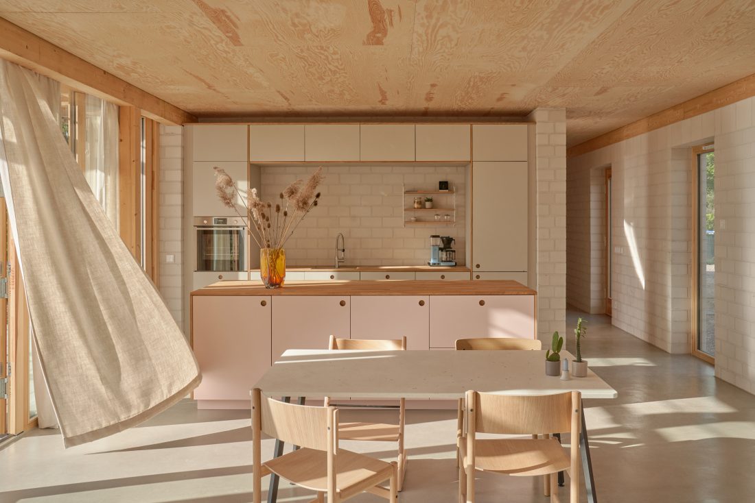 Sigurd Larsen Architekt Glas Haus Uckermarck design Berlin wood bricks weekendhouse_Credit Tobias Koenig Michael Romstoeck  _23