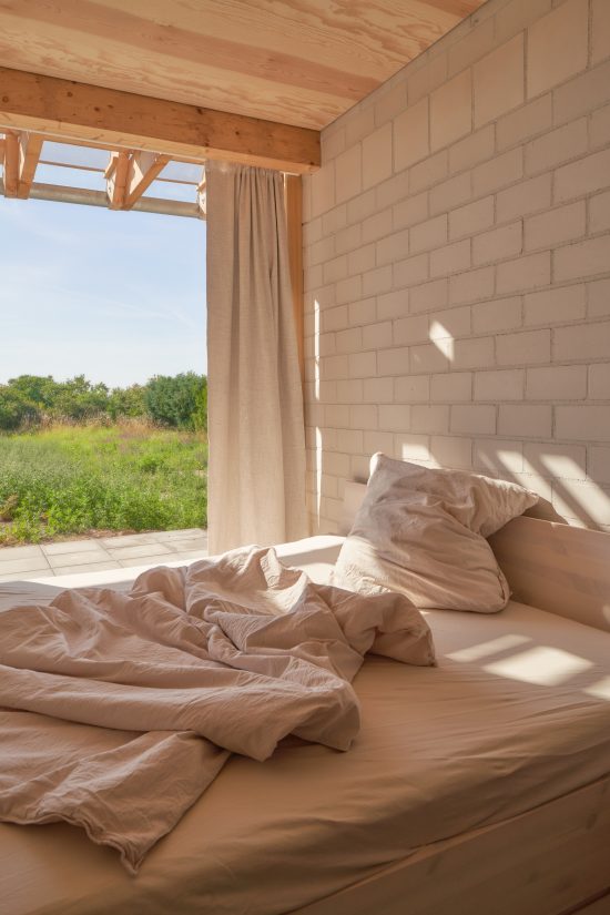 Sigurd Larsen Architekt Glas Haus Uckermarck design Berlin wood bricks weekendhouse_Credit Tobias Koenig Michael Romstoeck  _25
