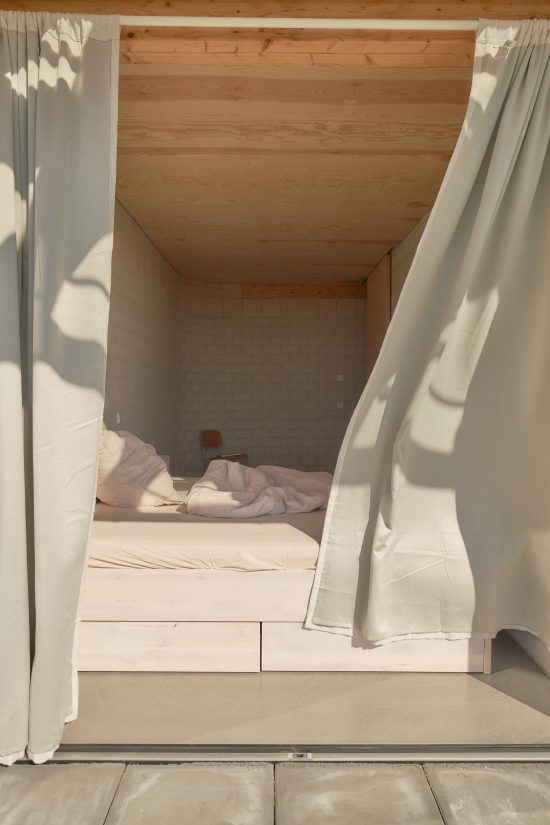 Sigurd Larsen Architekt Glas Haus Uckermarck design Berlin wood bricks weekendhouse_Credit Tobias Koenig Michael Romstoeck  _26