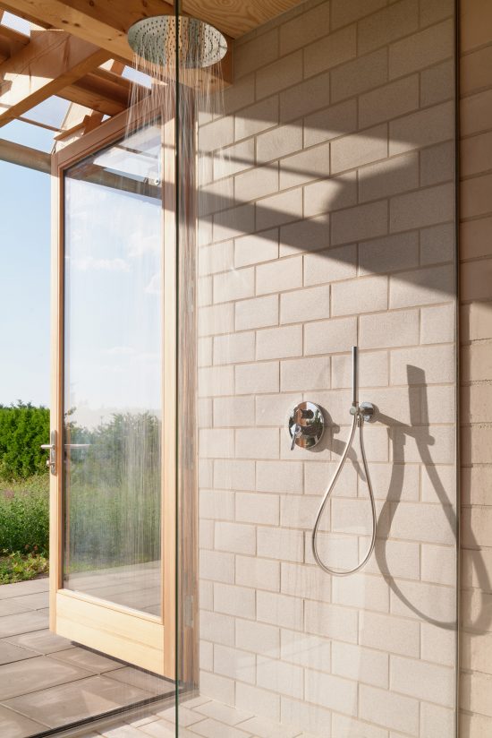 Sigurd Larsen Architekt Glas Haus Uckermarck design Berlin wood bricks weekendhouse_Credit Tobias Koenig Michael Romstoeck  _29