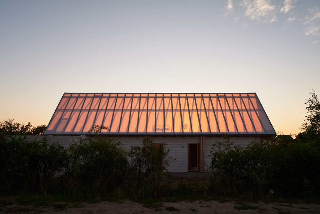 Sigurd Larsen Architekt Glas Haus Uckermarck design Berlin wood bricks weekendhouse_Credit Tobias Koenig Michael Romstoeck  _40