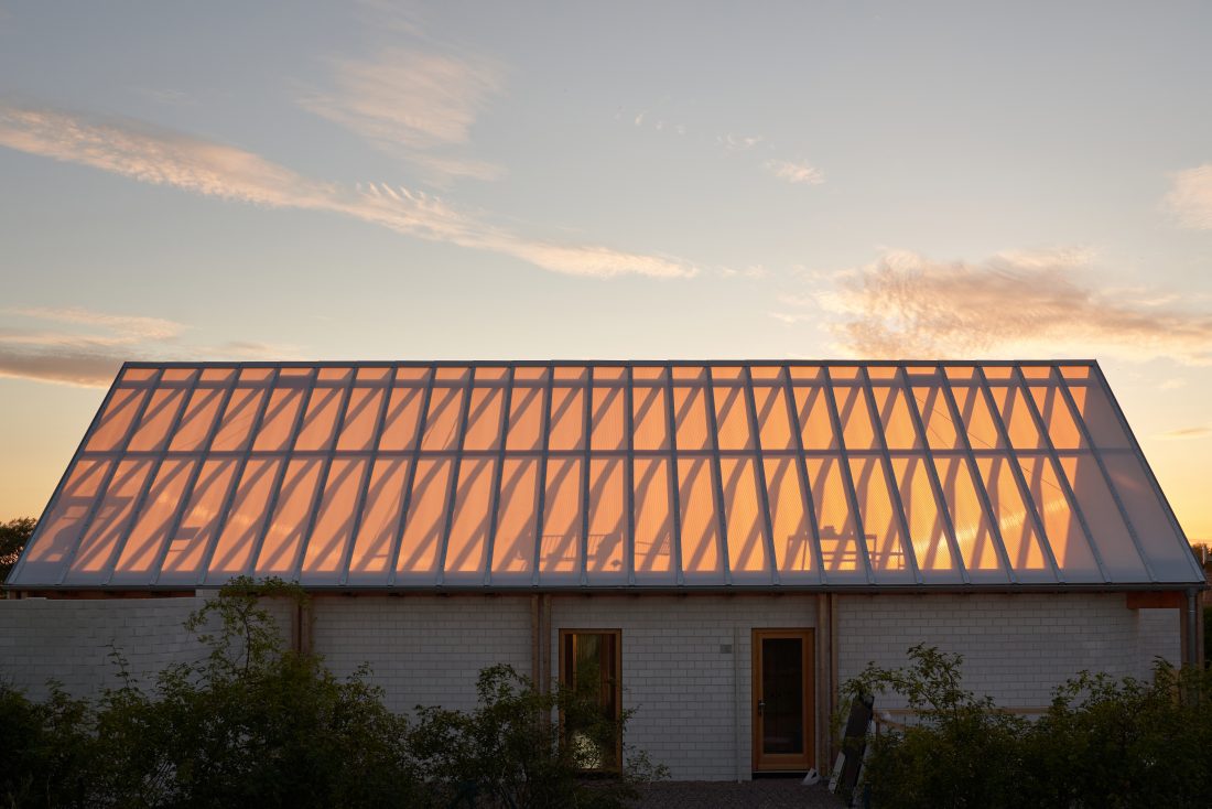 Sigurd Larsen Architekt Glas Haus Uckermarck design Berlin wood bricks weekendhouse_Credit Tobias Koenig Michael Romstoeck  _44