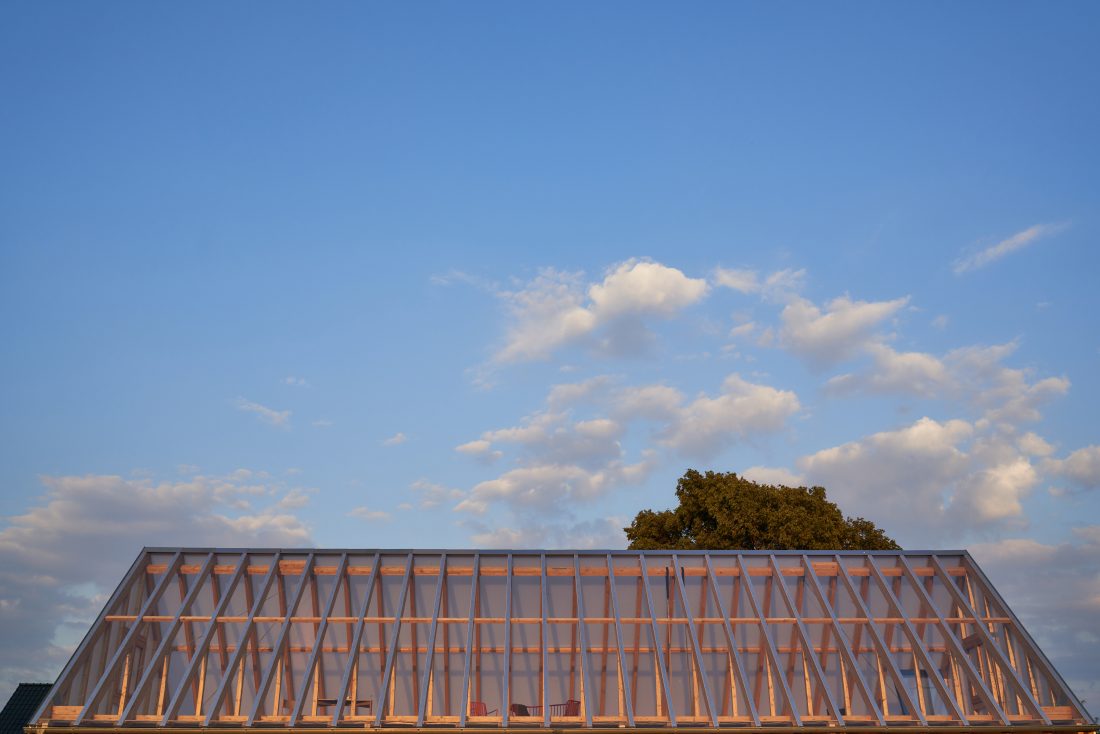 Sigurd Larsen Architekt Glas Haus Uckermarck design Berlin wood bricks weekendhouse_Credit Tobias Koenig Michael Romstoeck  _47