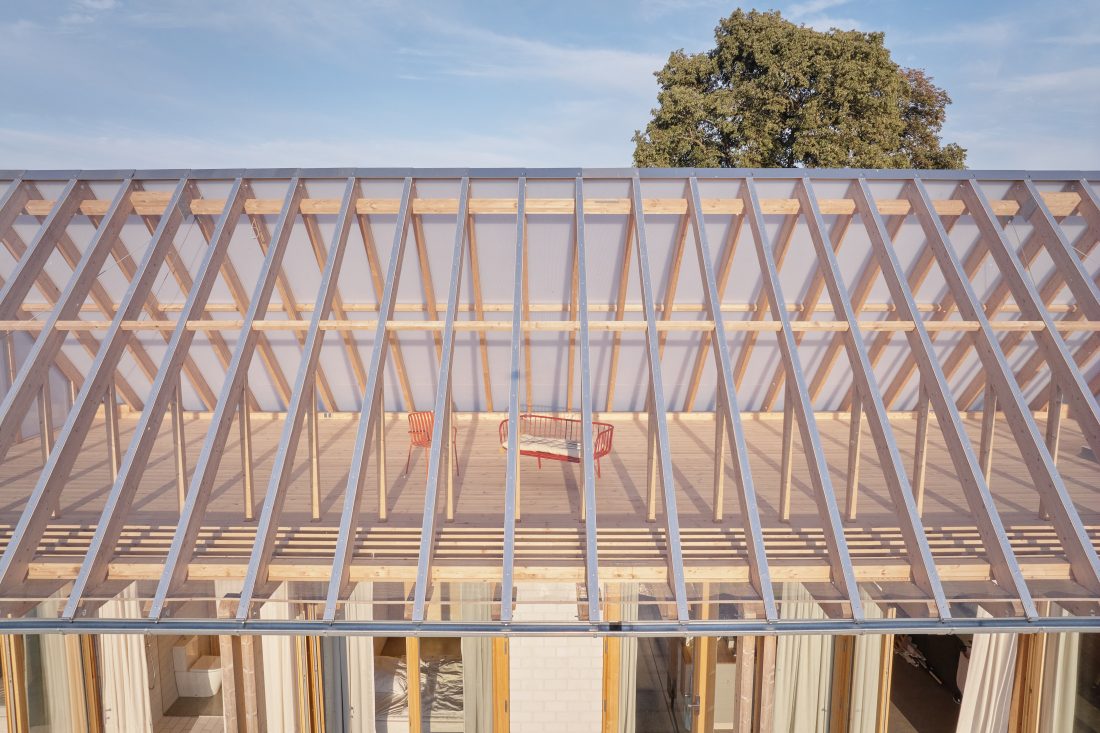 Sigurd Larsen Architekt Glas Haus Uckermarck design Berlin wood bricks weekendhouse_Credit Tobias Koenig Michael Romstoeck  _51