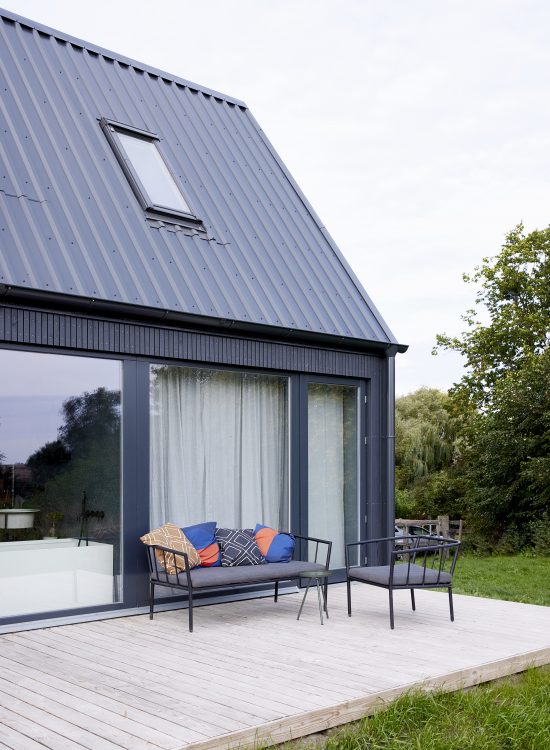 Hedwigshof weekendhouse Uckermark tiny architecture design schwarze haus Sigurd Larsen_12