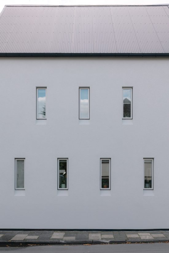NSPH_Sigurd Larsen Design Architecture Germany stone wood urban house KKROM_Michael_Romstöck_Facade 11